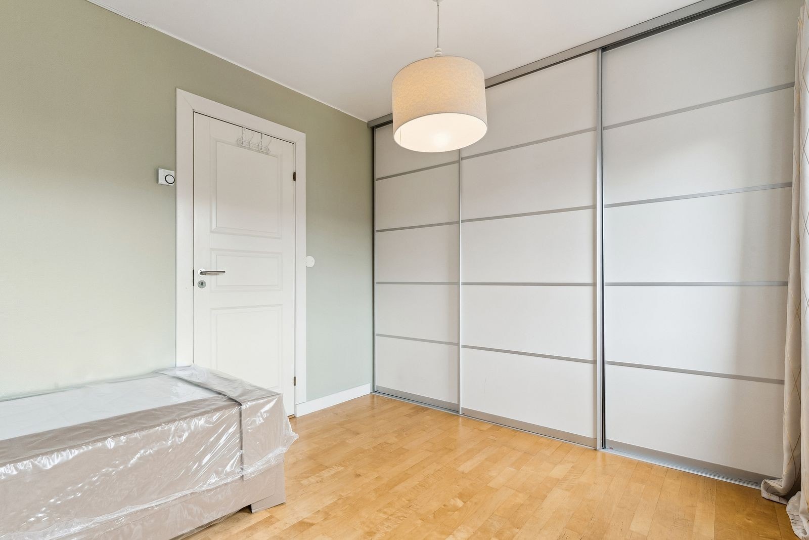 Romslig skyvedørsgarderobe på hovedsoverommet. Galleribilde