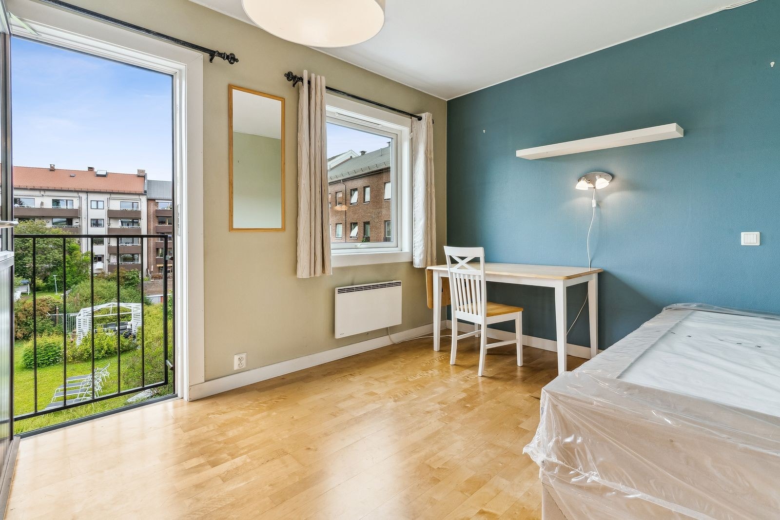 Hovedsoverom med fransk balkong. Soverommet vender inn mot rolig bakgård. Galleribilde