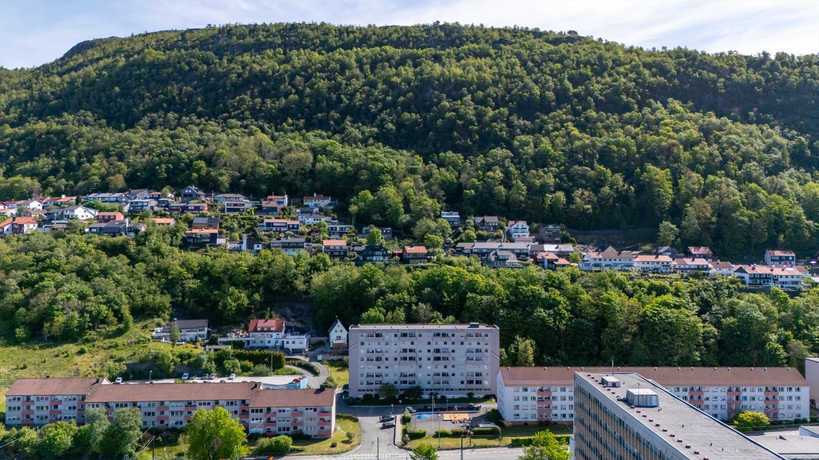 Det er gode turmuligheter med Nattlandsfjellet like bak leiligheten Galleribilde