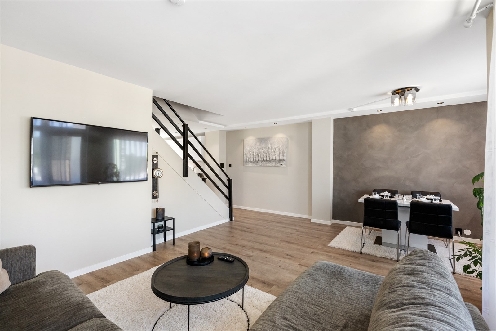 Leiligheten går over to plan og har en gjennomgående god planløsning. Galleribilde