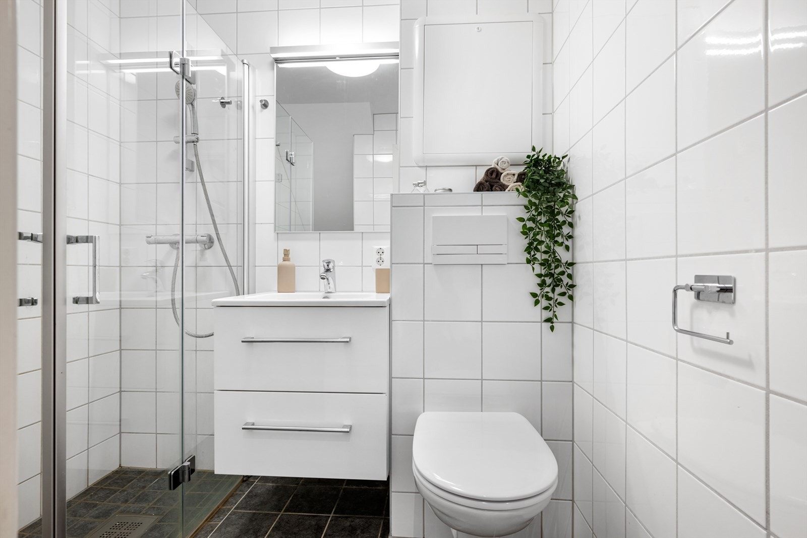 Helfliset bad fra 2019 med varmekabler i gulv og moderne innredning. Galleribilde