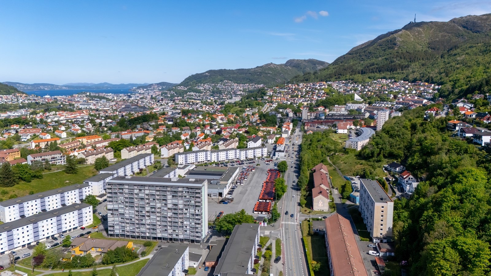 Leiligheten ligger bare minutters gange fra Sletten Senter, dagligvare, skoler, treningssenter og busstopp hvor det er hyppige avganger. Galleribilde