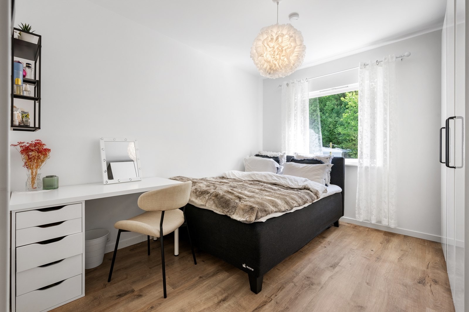 Soverommet måler 10,8 m² og det er god plass til dobbeltseng, kommoder og garderobe. Galleribilde