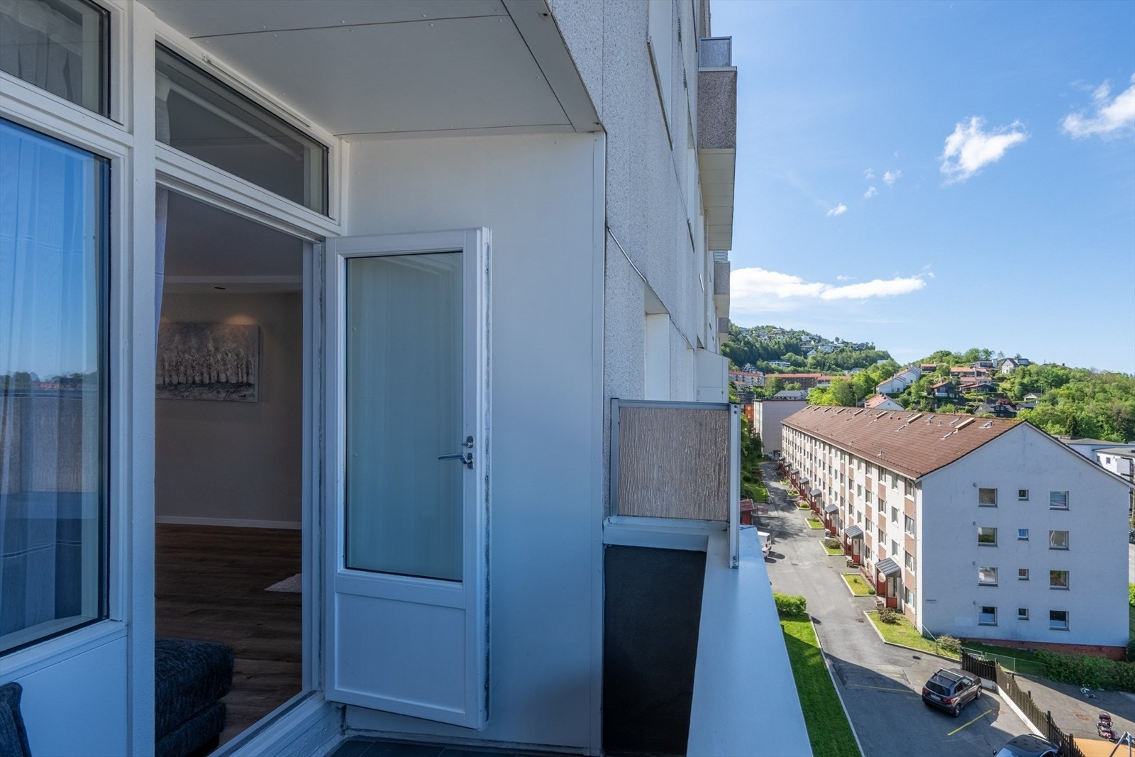 Fra stuen er det utgang til en delvis overbygget altan på 4 m². Galleribilde
