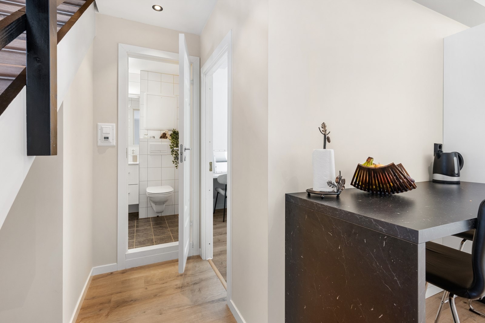 Fra kjøkkenet er det adkomst til badet og leilighetens største soverom. Galleribilde