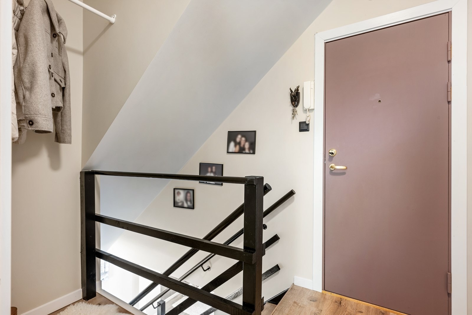 Fra stuen har man trapp opp til leilighetens 2-etasje. Galleribilde