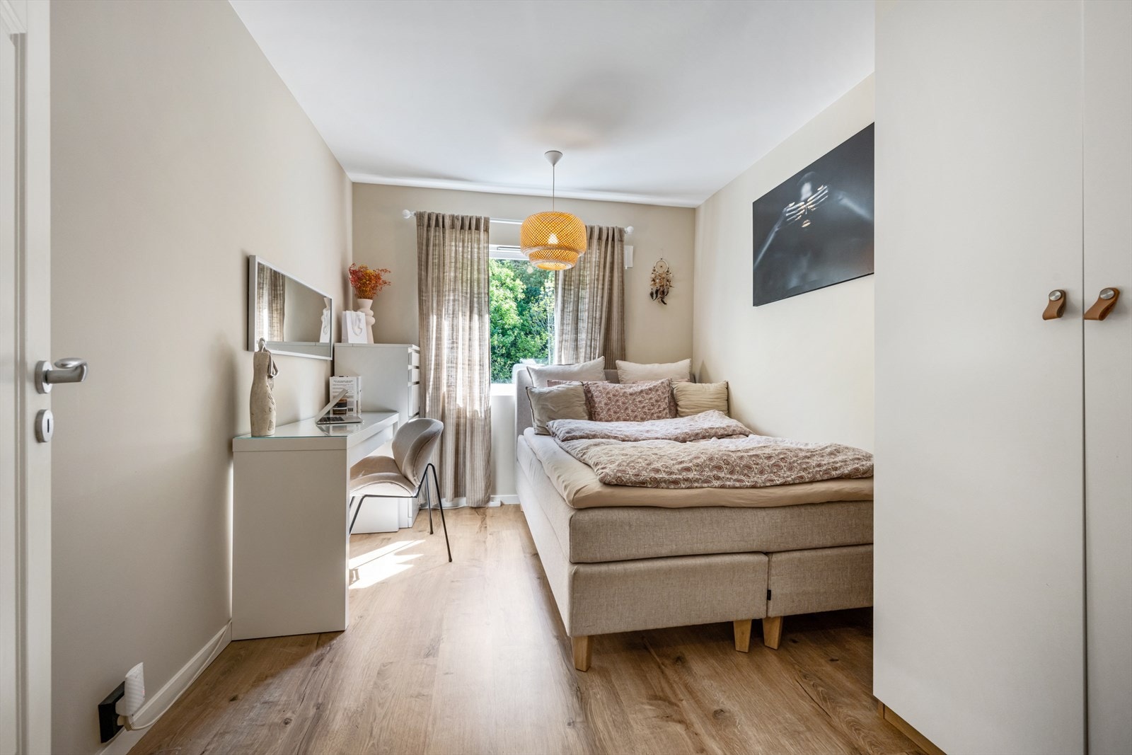 Soverom nr. 2 måler 9,3 m² og innehar god plass til ønsket møblement. Galleribilde