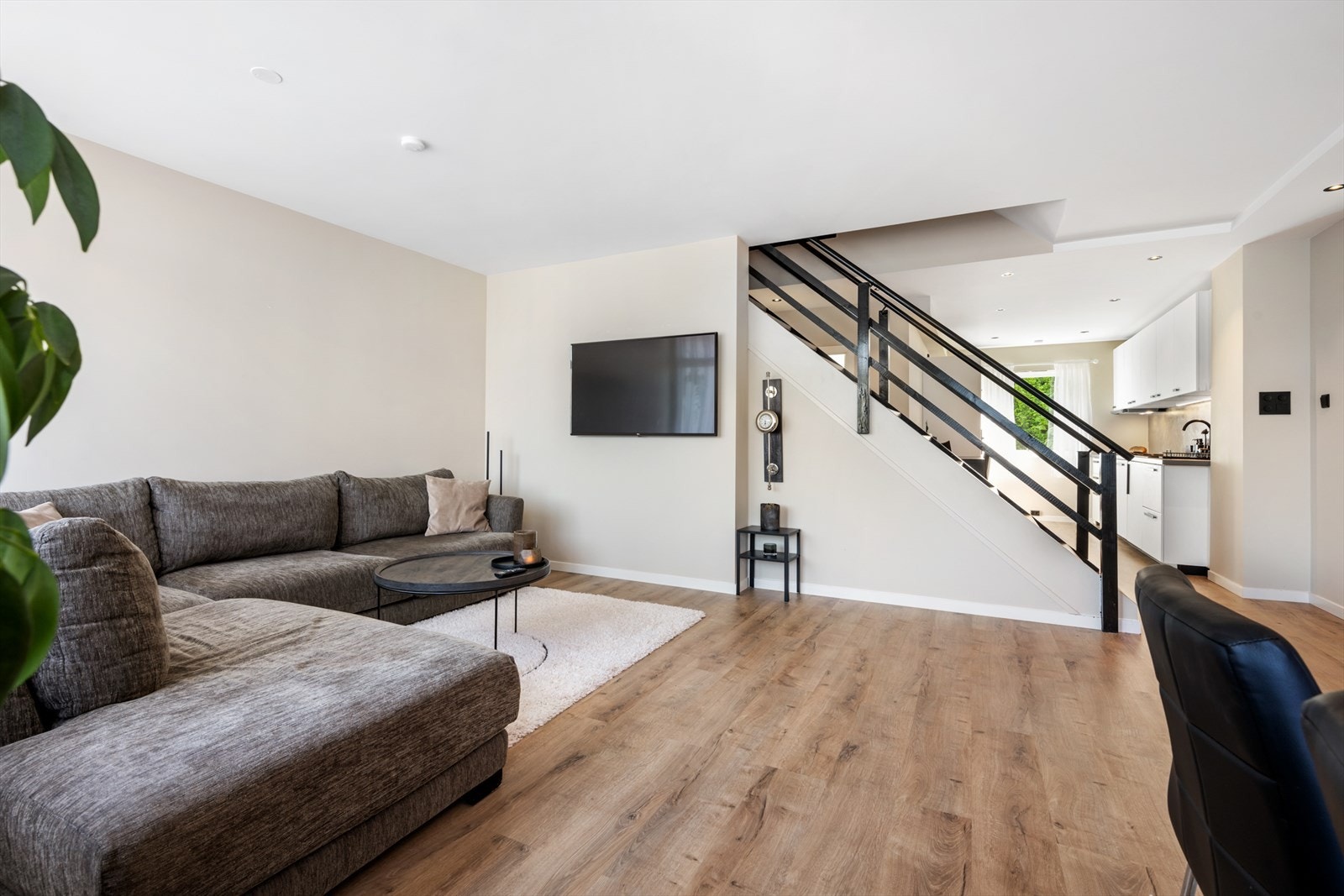 Stuen er av god størrelse på totalt 41 m² hvor det er god plass til sofa- og spisegruppe. Galleribilde