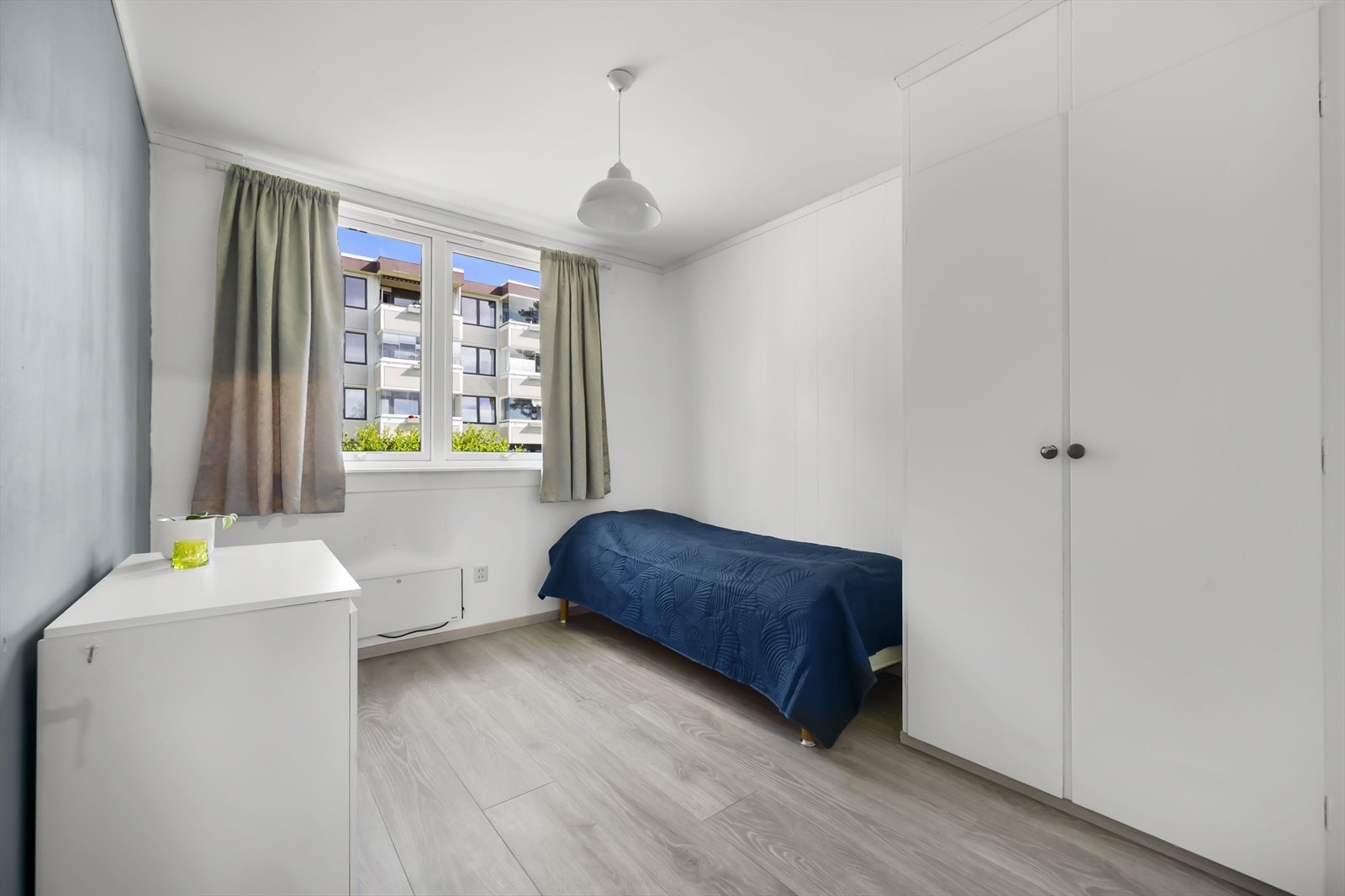 Soverom II- Her har du rikelig med plass til seng, garderobe og øvrig ønsket møblement Galleribilde