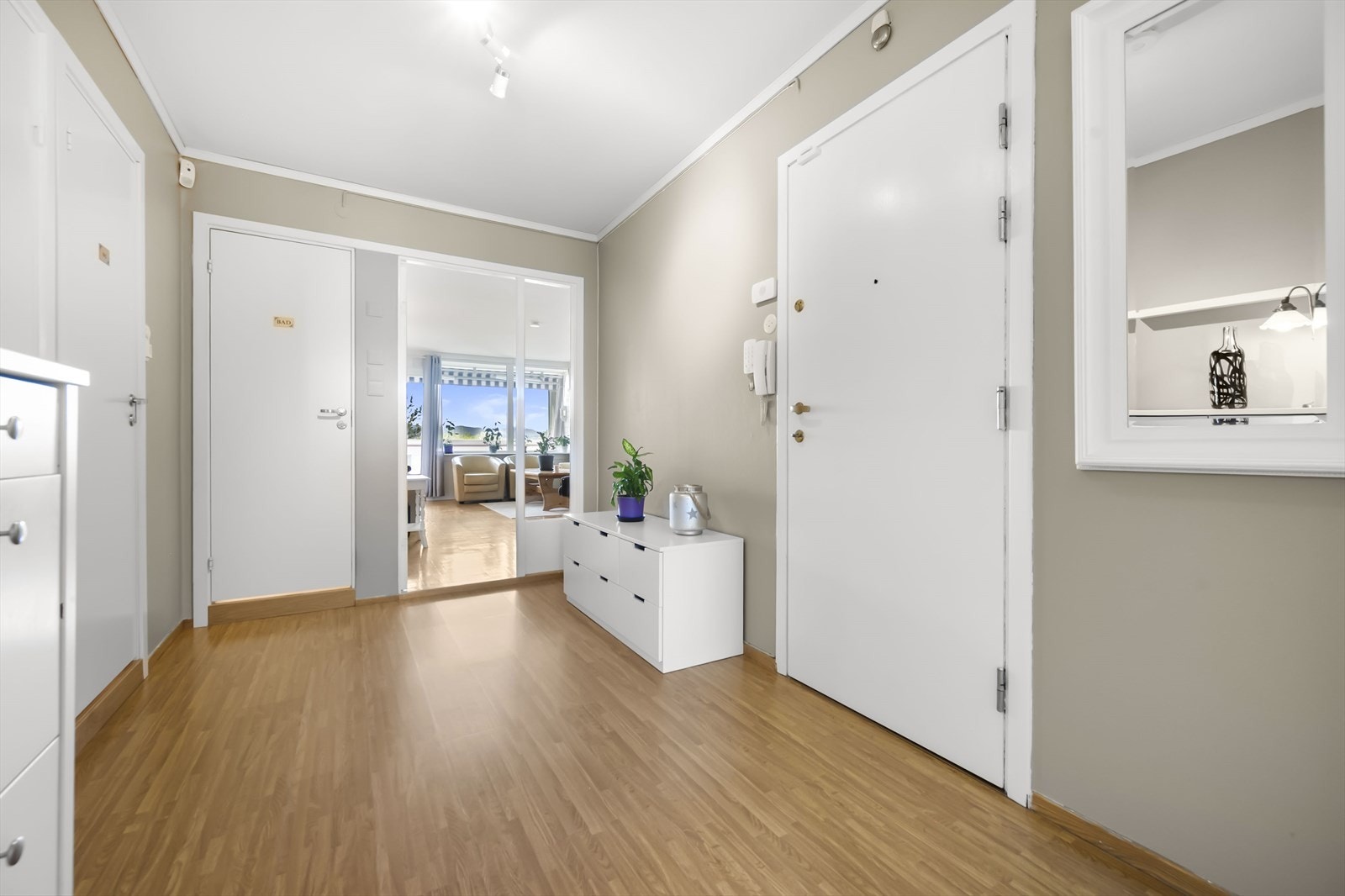 Velkommen inn i en lys og innbydende entré/gang Galleribilde