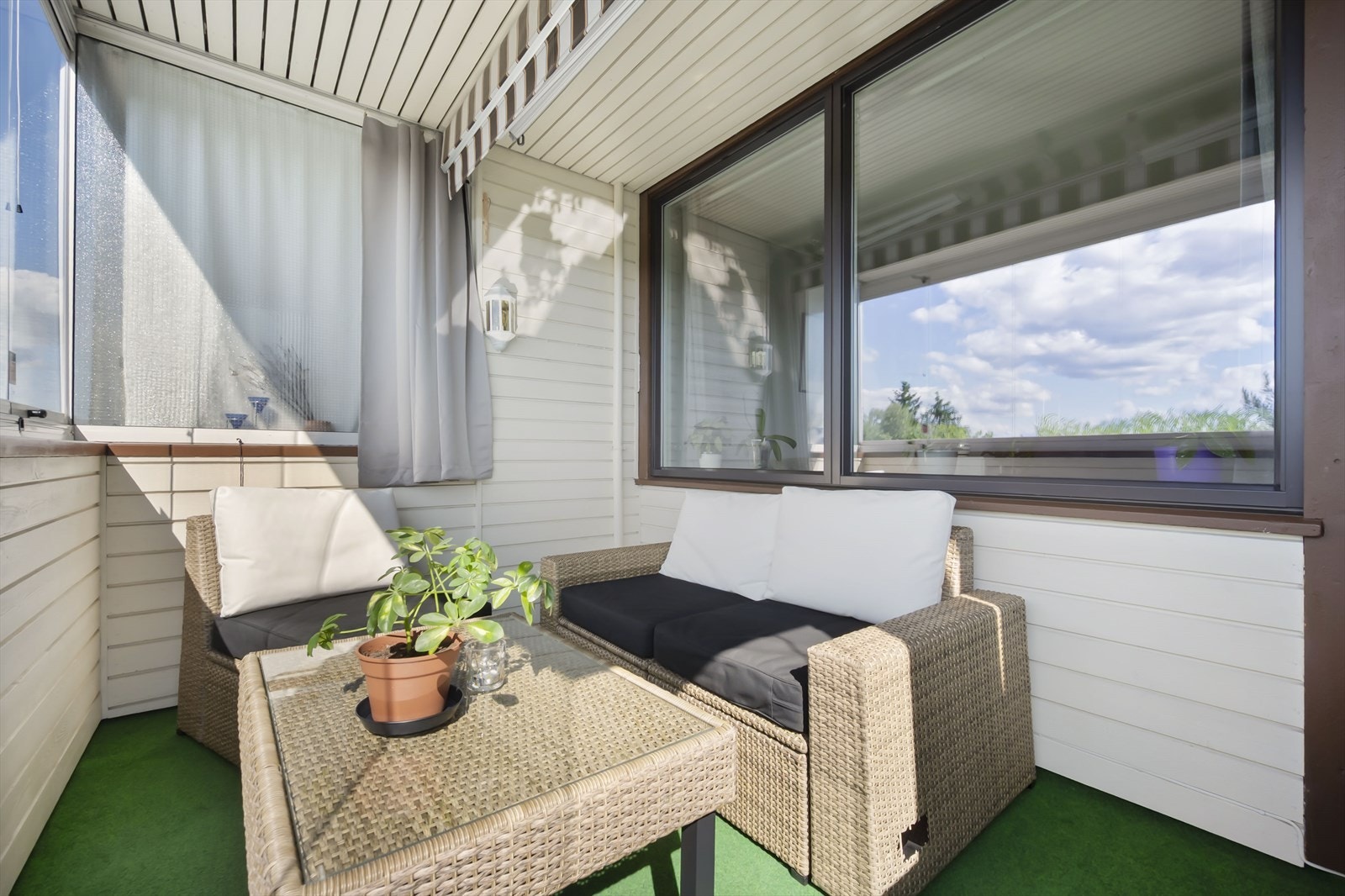 Balkongen er på 8 m² med fantastiske solforhold midtsommers Galleribilde