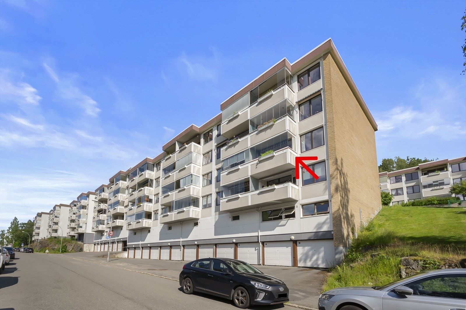 Leiligheten ligger i en høy 1.etasje Galleribilde