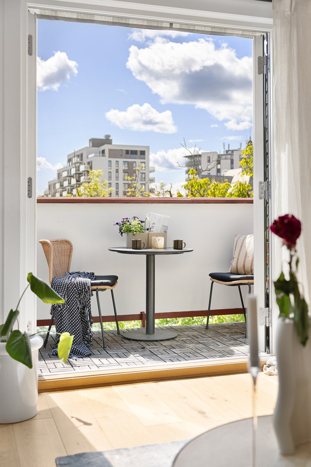 Tak, vegger og deler av balkongen er nymalt i 2025. Galleribilde