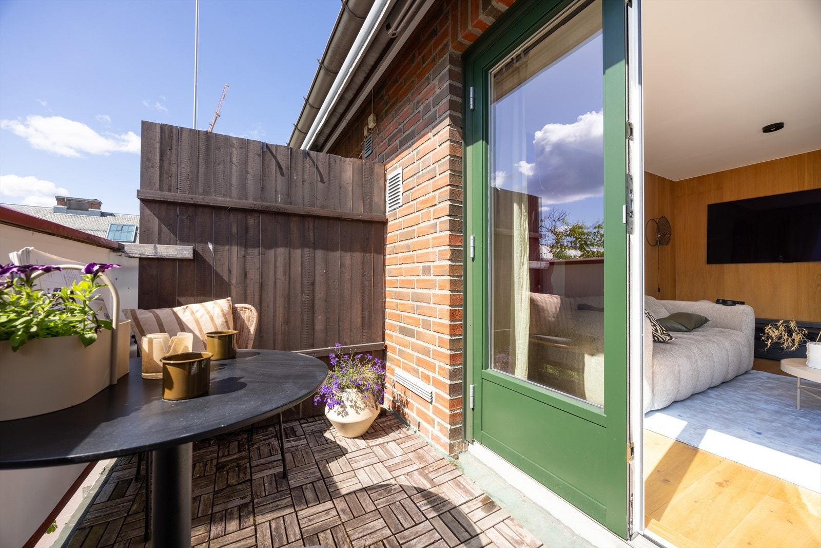 Det er utgang til balkongen fra stue. Galleribilde