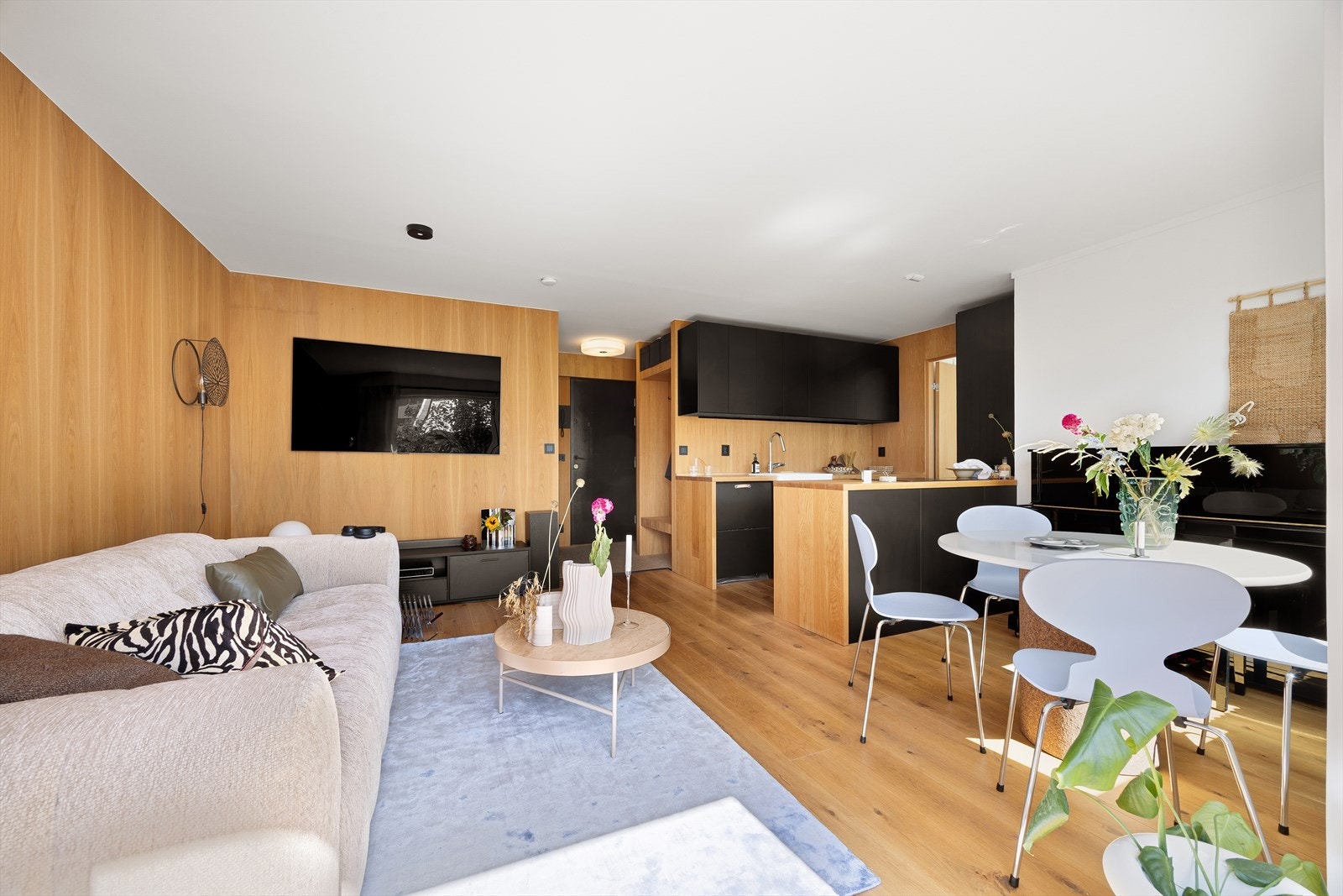 Koselig spiseplass som innbyr til sosialt samvær med familie og venner. Galleribilde