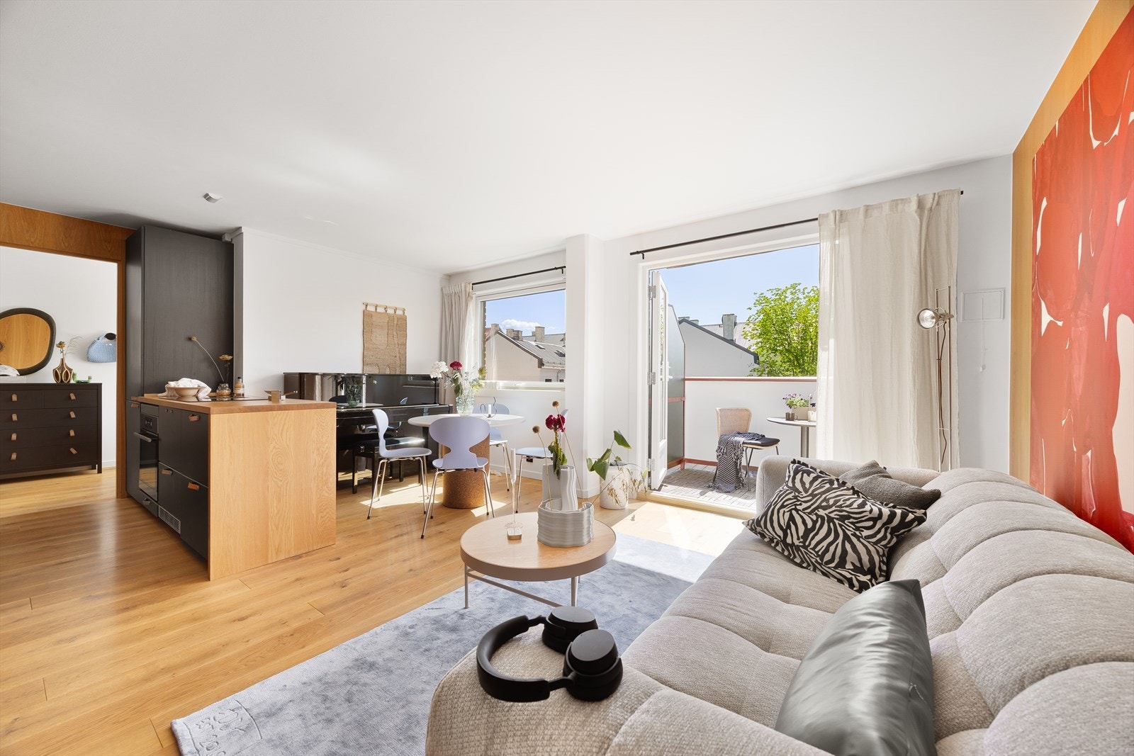 Stuen er et herlig oppholdsrom med store vindusflater som slipper inn godt med lys. Galleribilde