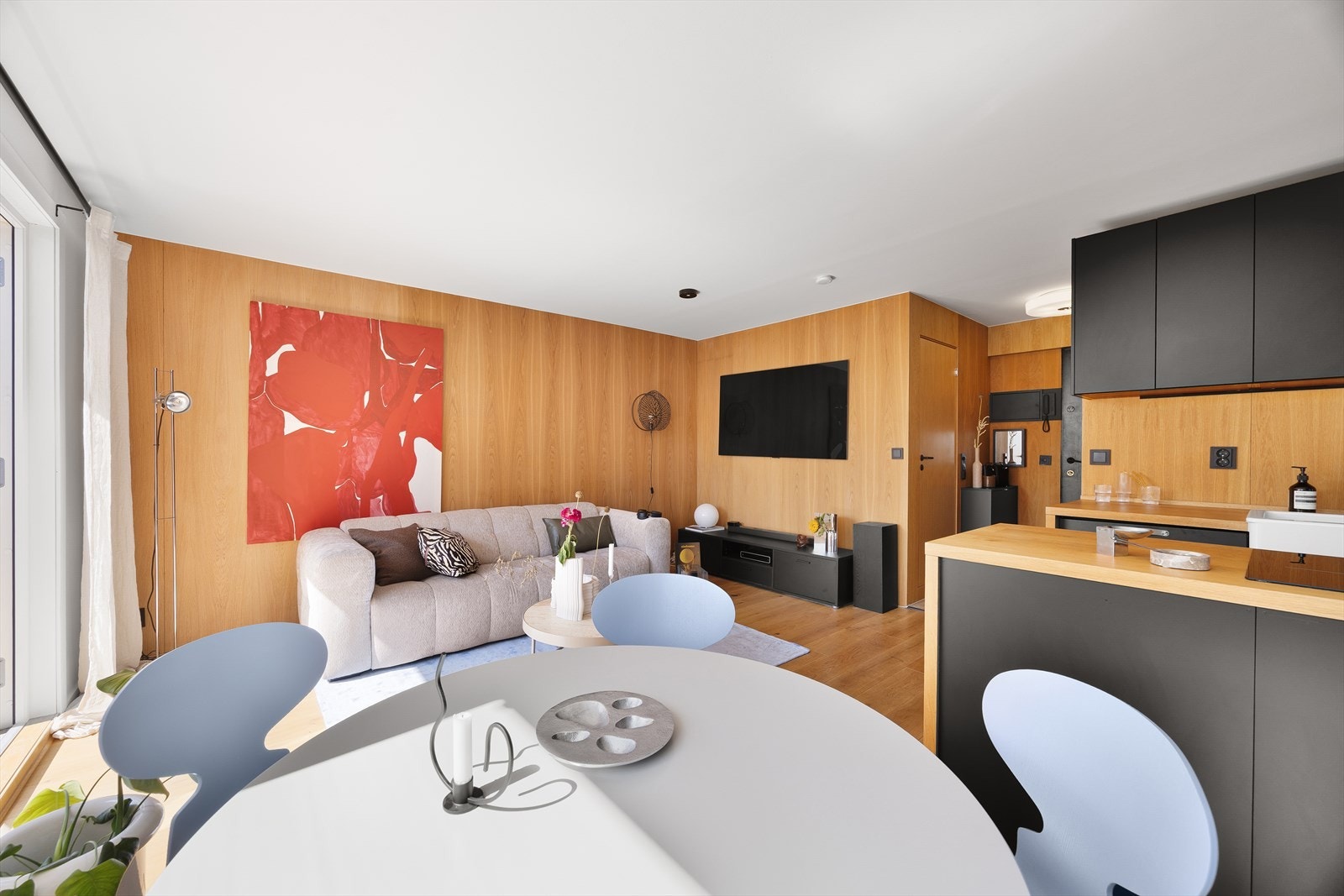 Stuen har en åpen og fleksibel planløsning som gir deg mange innredningsmuligheter. Her kan du enkelt innrede med både sofagruppe og en spisegruppe. Galleribilde