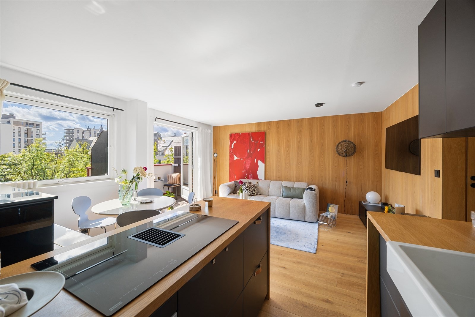 Stuen har god plass til sofa- og TV-sone. Leiligheten har gjennomgående delikate farge- og materialvalg. Galleribilde