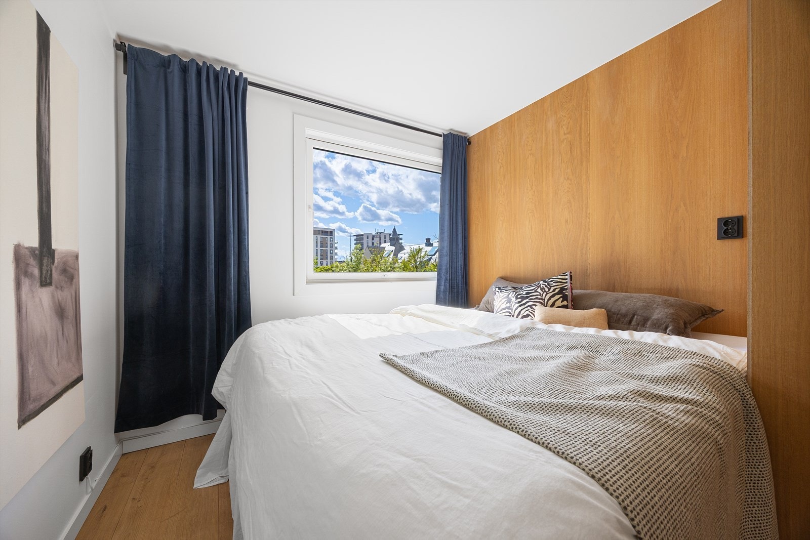 Da hele leiligheten vender mot stille gårdsrom kan du her sove skjermet fra trafikkstøy. Galleribilde