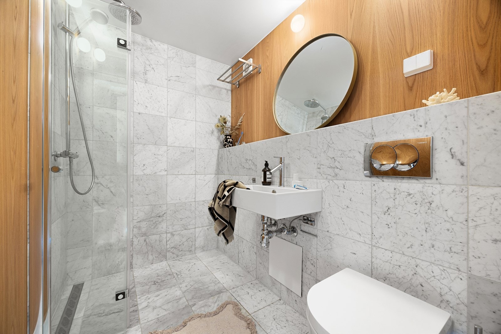 Rålekkert og påkostet baderom med Carrera-marmor og Axor-armaturer. Galleribilde