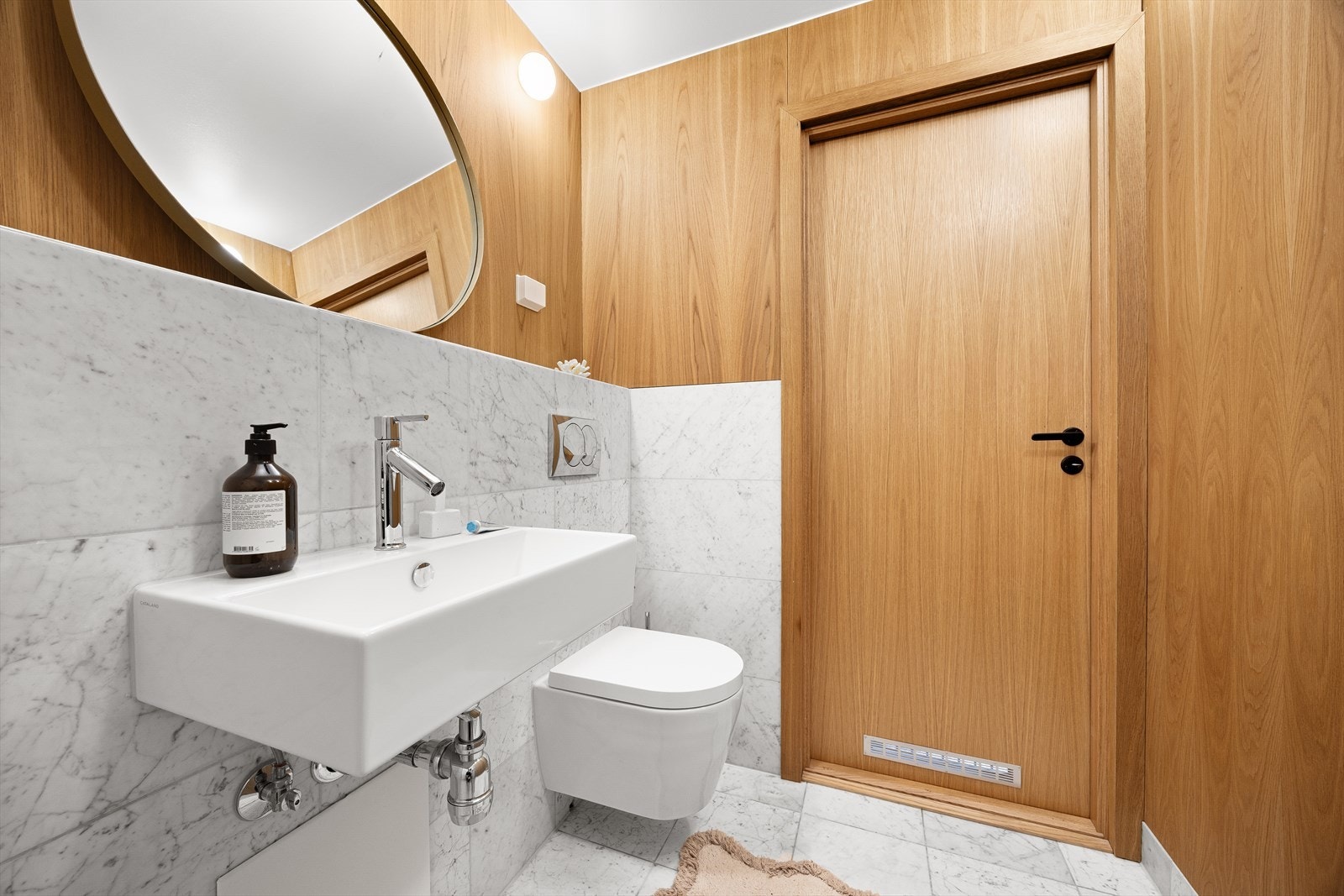 Badet har spesiallagede løsninger som både er pene og praktiske. Galleribilde