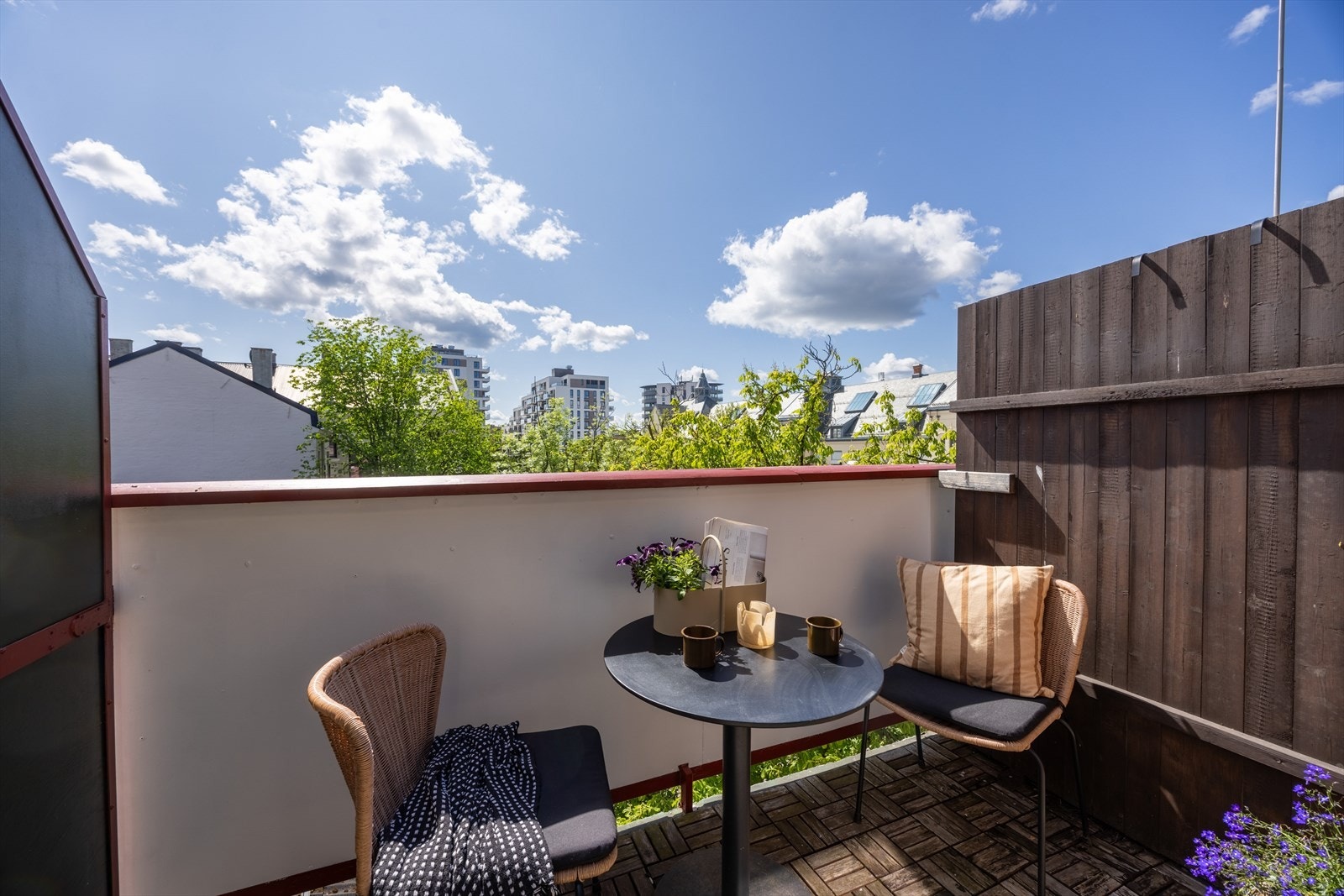 Balkongen er sydvestvendt, og har svært gode solforhold! Galleribilde