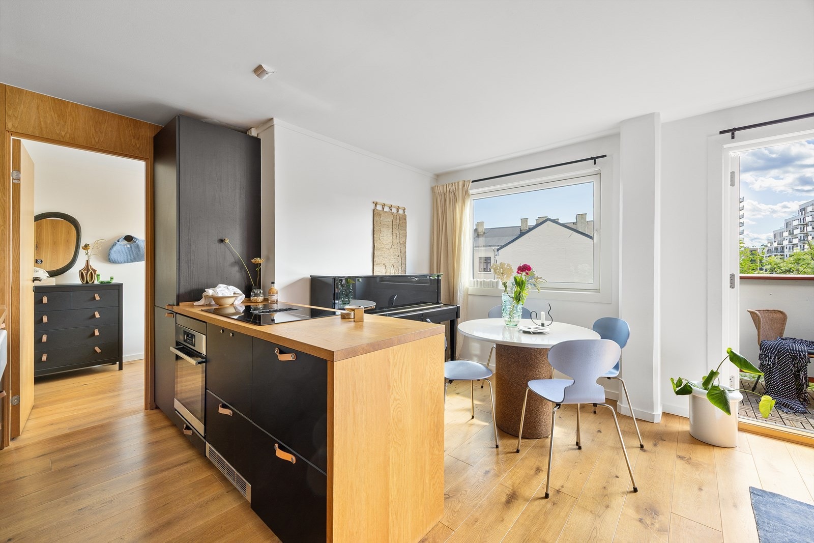 Koselig spiseplass som innbyr til sosialt samvær med familie og venner. Galleribilde