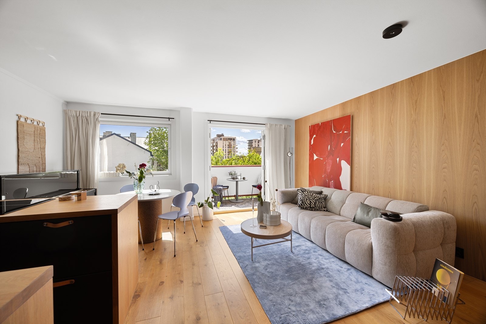 Her bor du høyt og fritt til i 5. etasje med heis opp til leilighetsplan. Leiligheten vender bort fra gate og er skjermet for trafikkstøy. Galleribilde