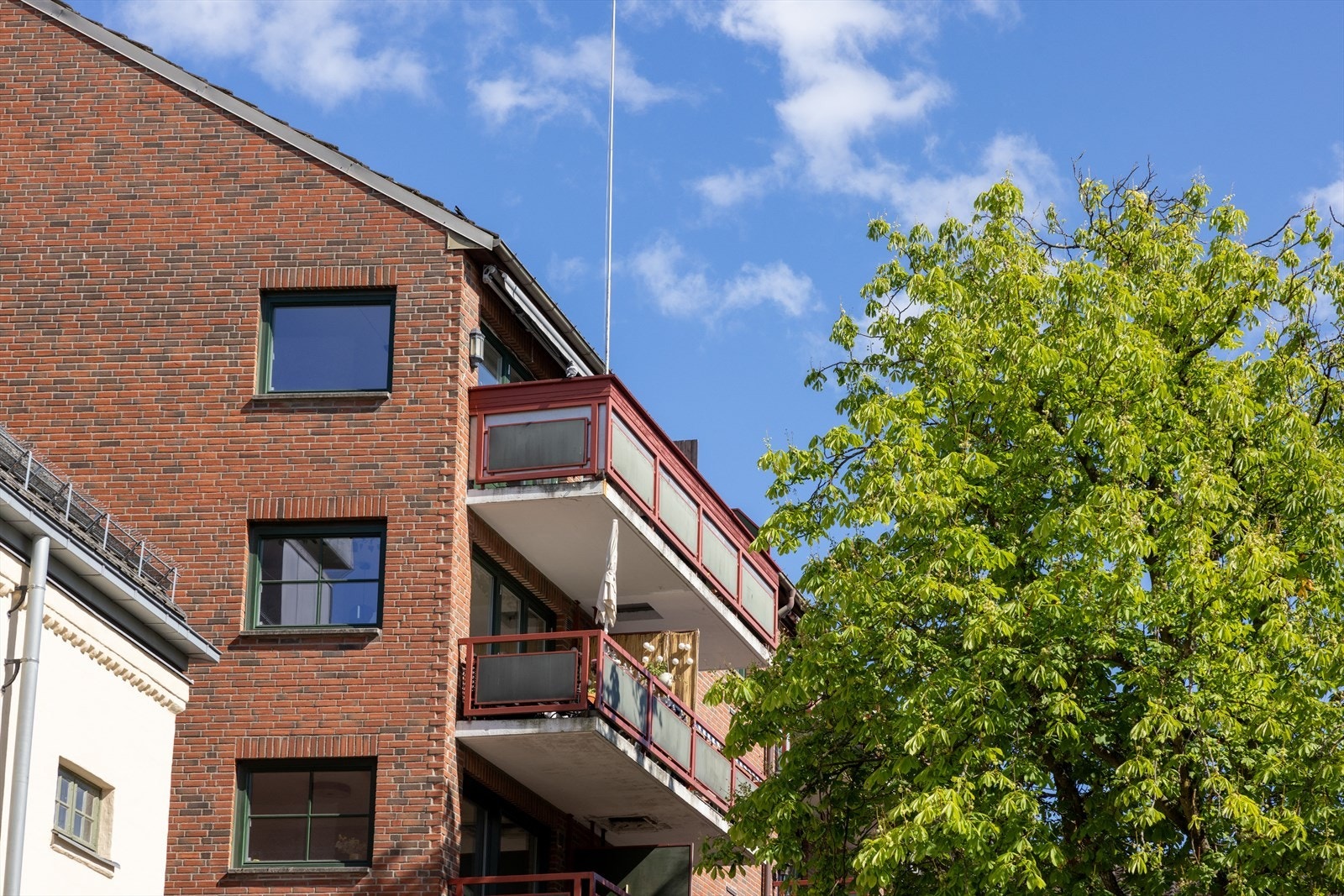 Leiligheten ligger i byggets toppetasje. Galleribilde