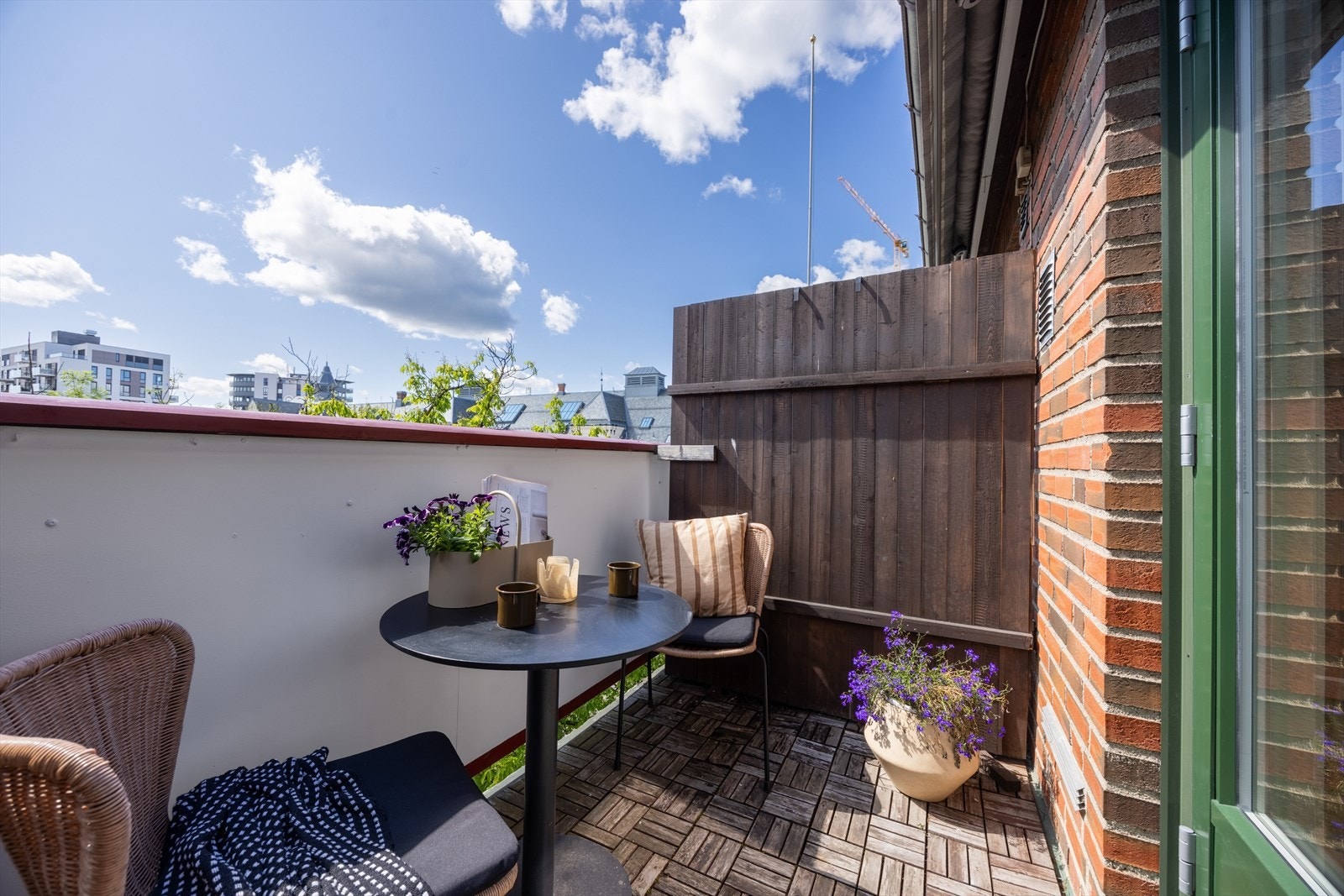 Balkongen er på ca. 4 kvm, vender sydvest og har dermed optimale solforhold fra formiddag til sen kveld sommerstid. Galleribilde