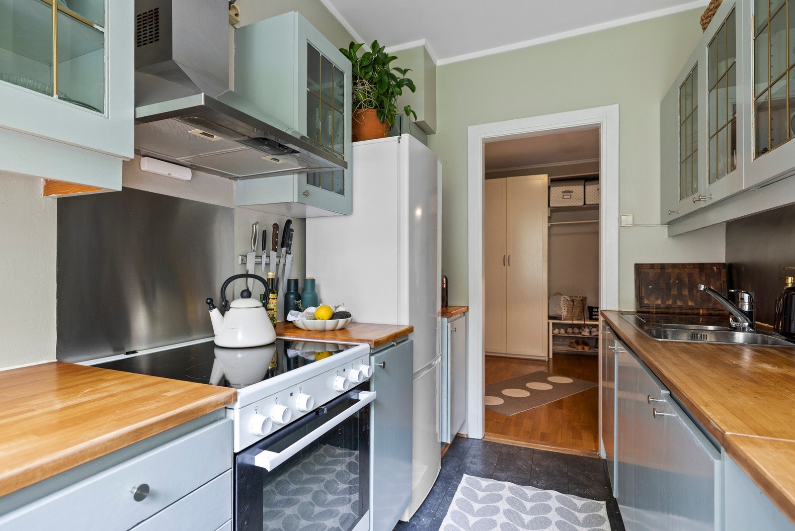 Kjøkkenet er utstyrt med en frittstående kjøleskap/fryser og komfyr. Rustfritt stål som sprutplate er lett å holde rent Galleribilde