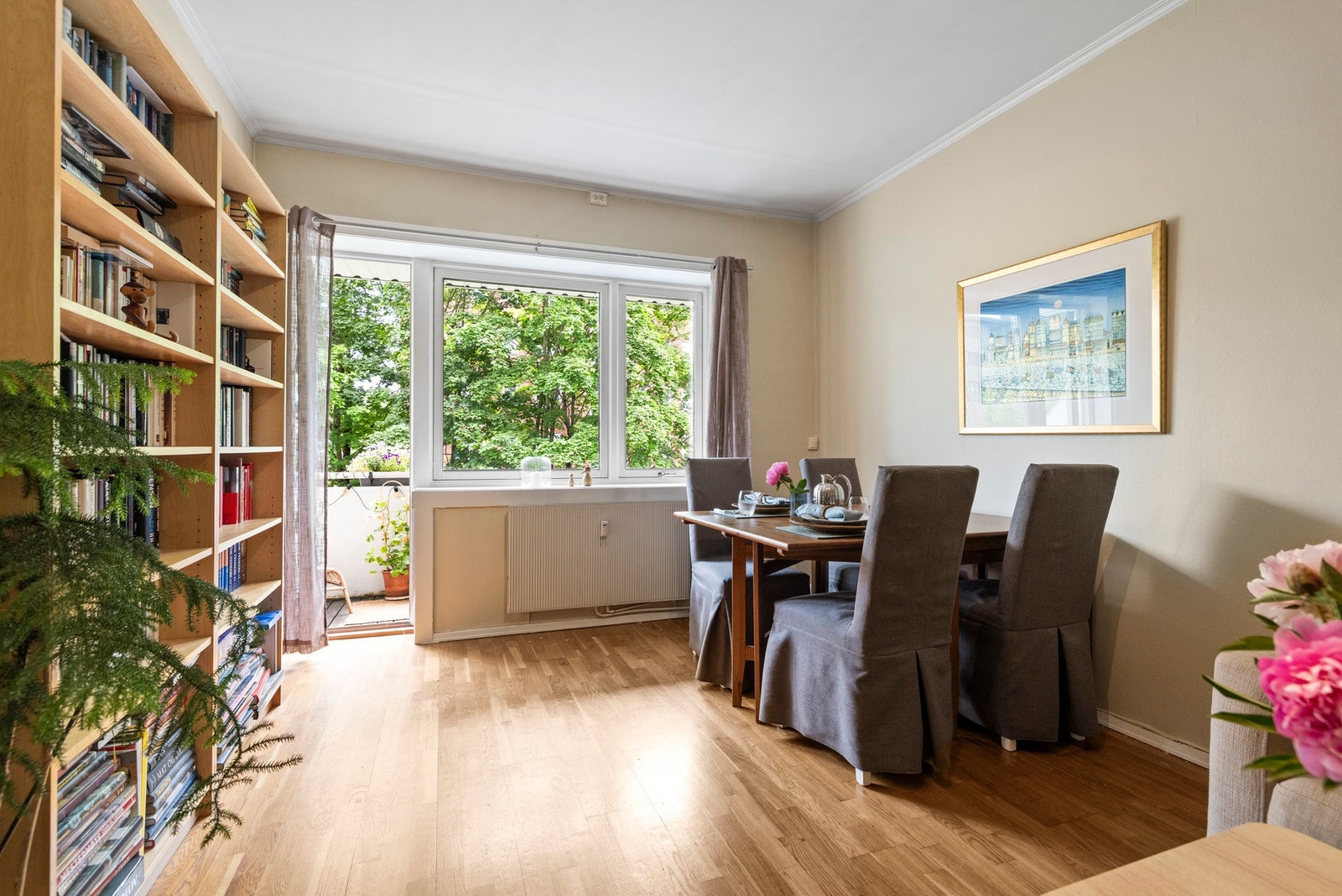 Spiseplassen i stuen er ideell for måltider med familie og venner, med direkte utgang til en balkong Galleribilde