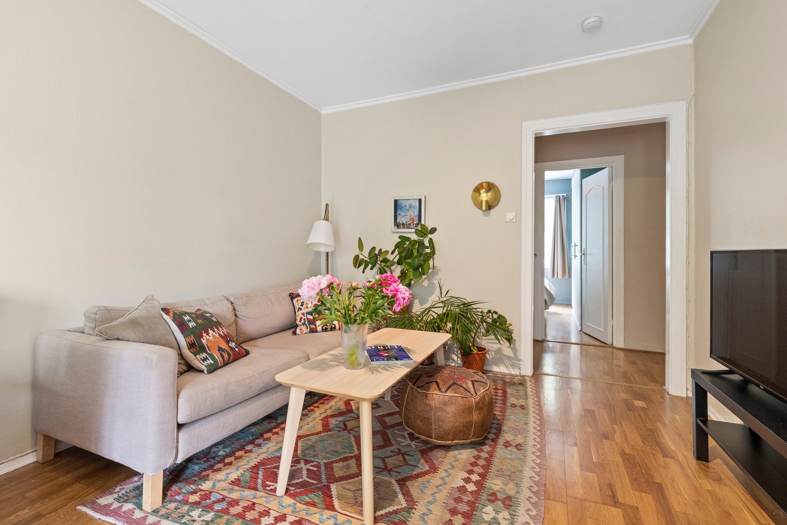 Ellers har leiligheten malte flater på vegger, himling og karmer Galleribilde