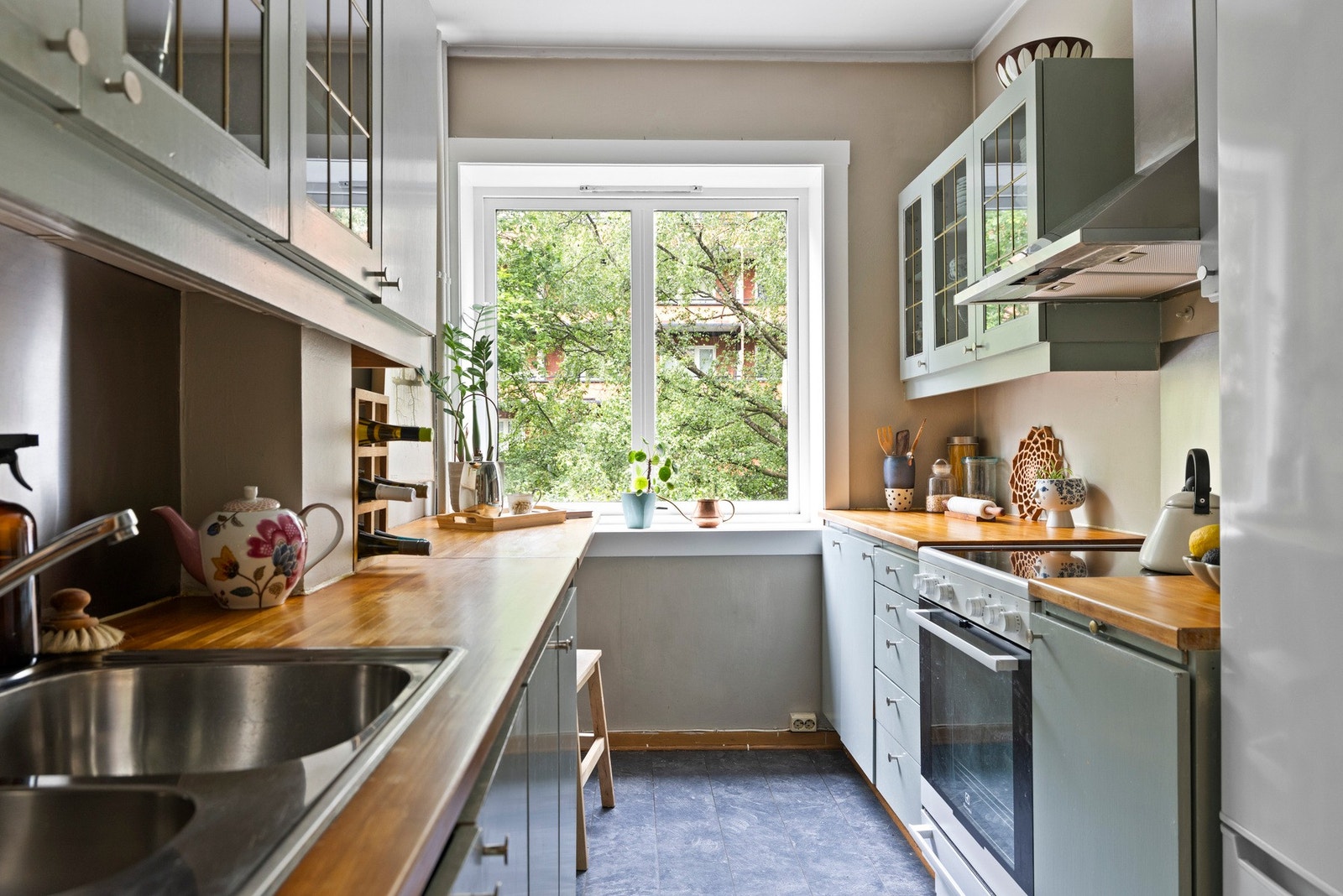 Separat og funksjonell kjøkkenløsning med god plass til matlaging og oppbevaring. Kjøkkenet har hvitevarer og et stort vindu som gir rikelig med naturlig lys Galleribilde