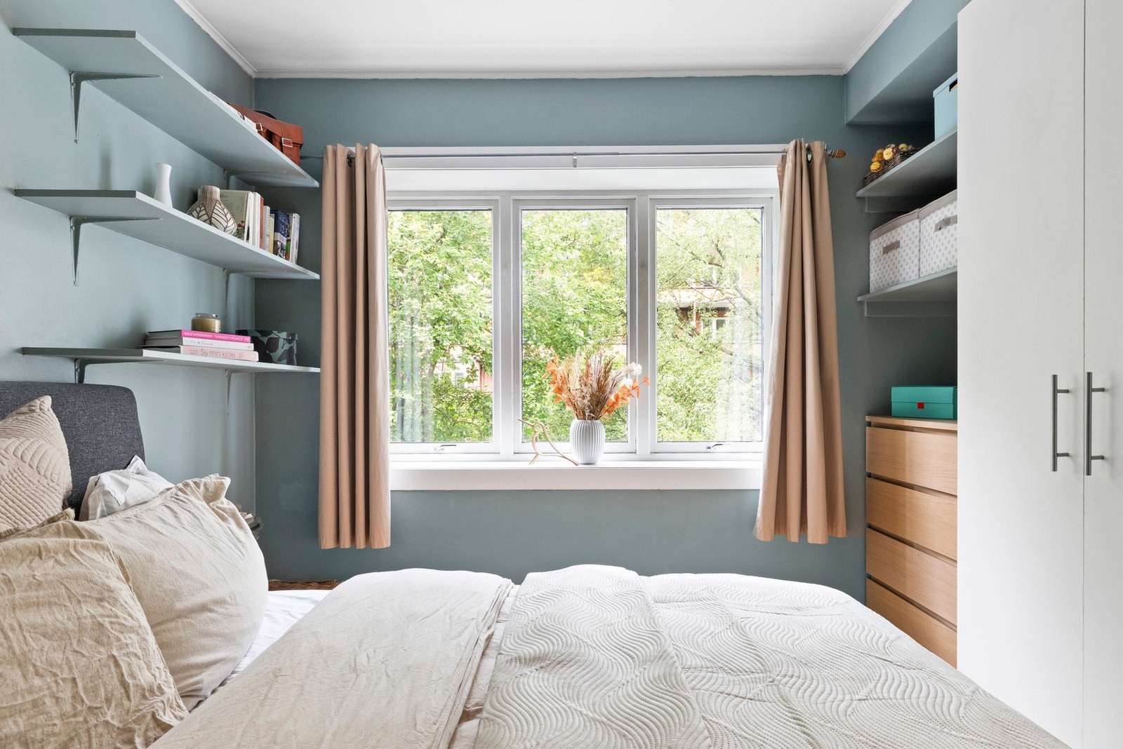 Nyt morgenkaffen med utsikt til frodig natur rett utenfor vinduet. Effektiv utnyttelse av plassen med praktiske hyller på begge sider av vinduet Galleribilde