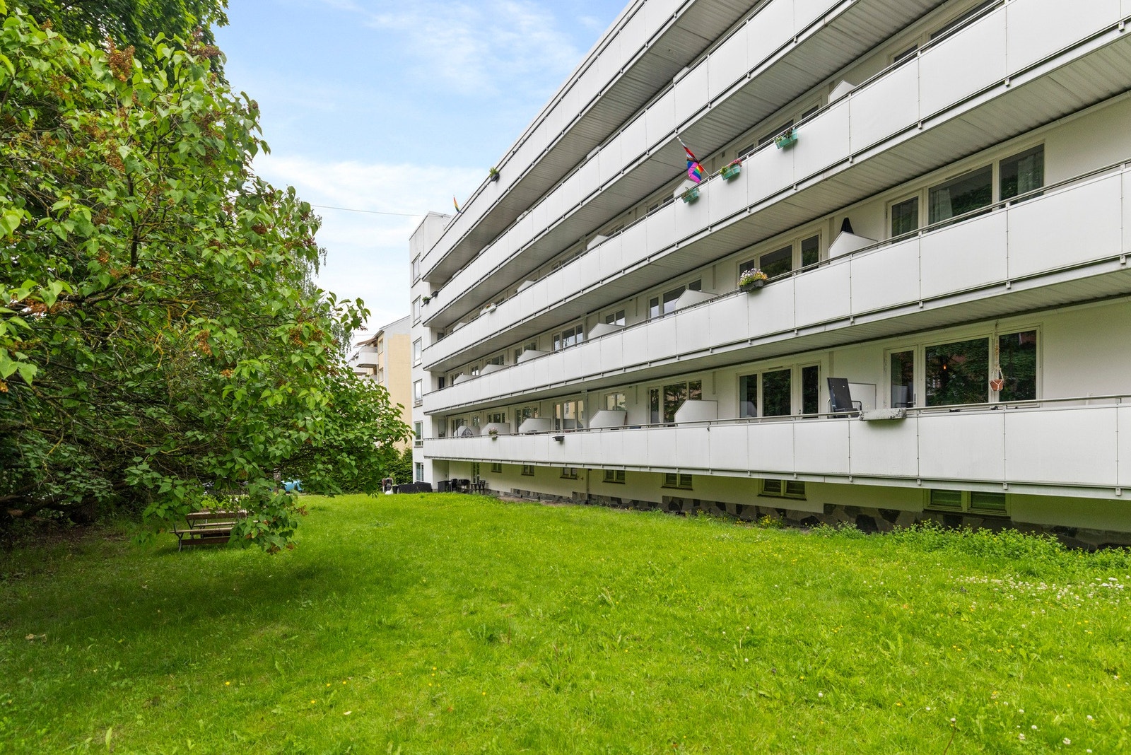 Bakgården byr på en attraktiv utendørsplass for avslapning og lek Galleribilde