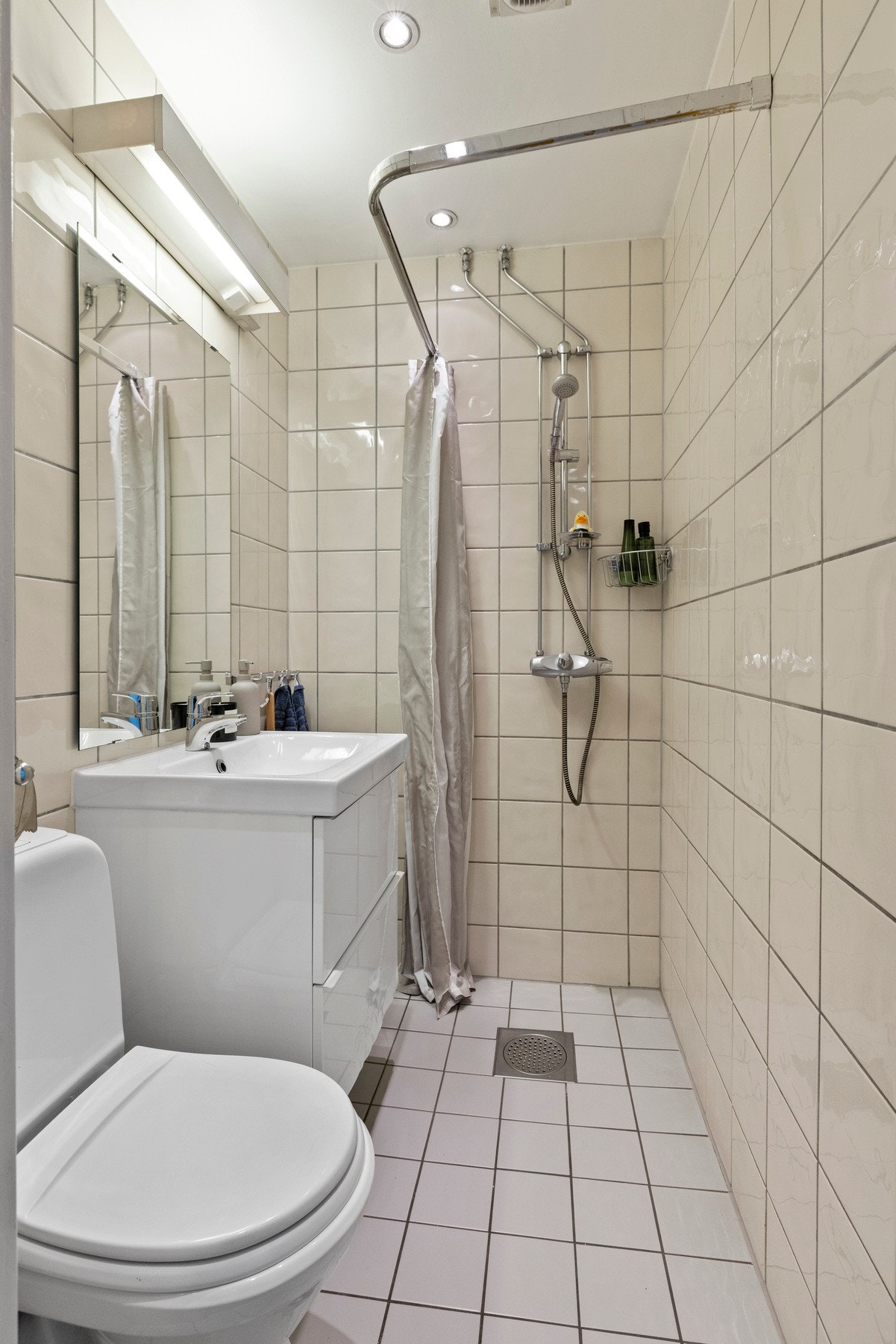 Baderommene ble pusset opp i 2006 i regi av aksjelaget. Dusj inntil vegg med mulighet for å etablere innfellbare dusjvegger. Galleribilde