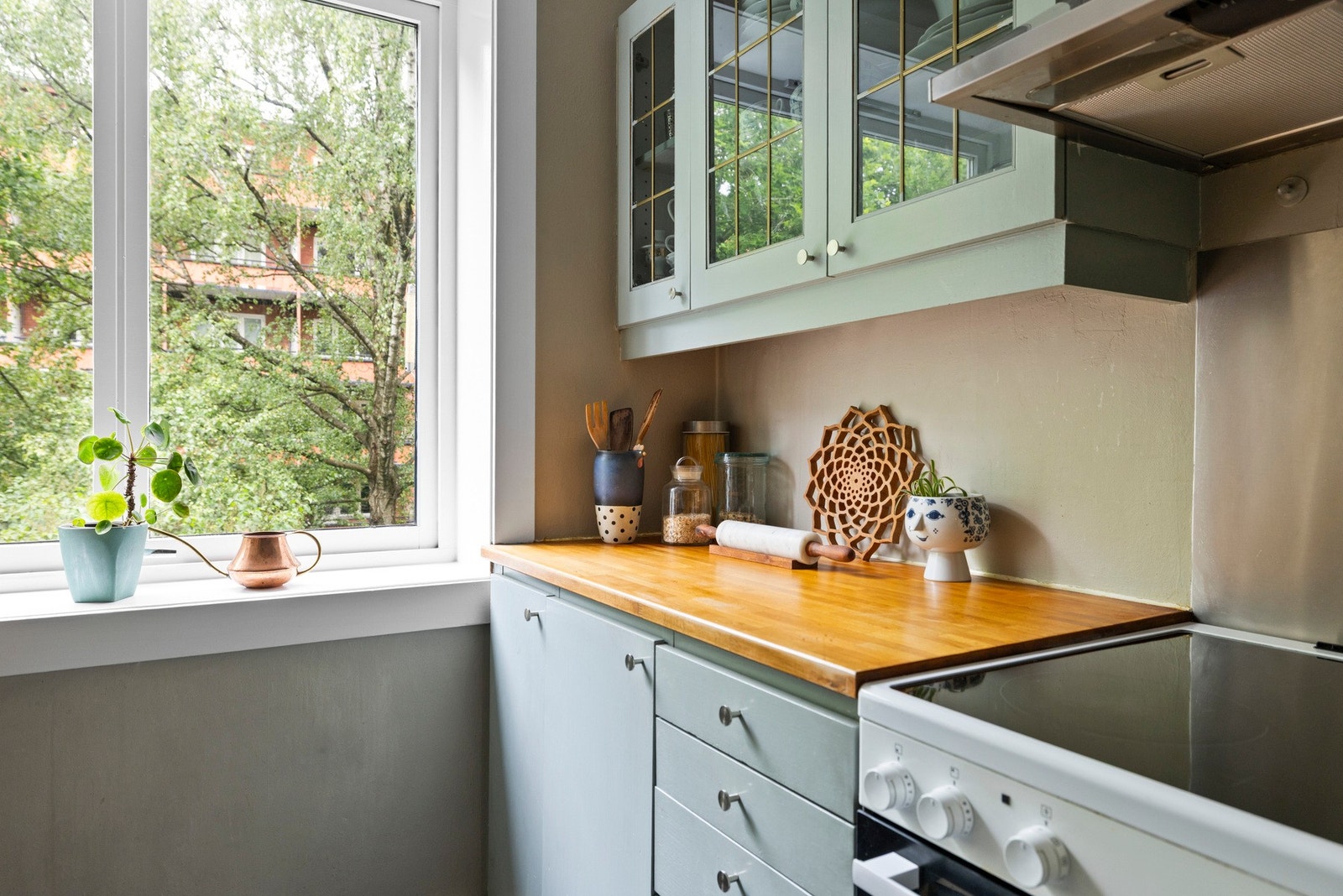 Ventilator med kullfilter er plassert over komfyren Galleribilde