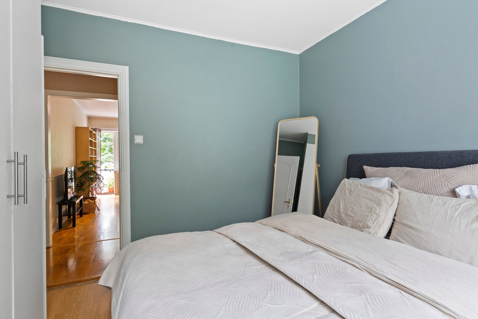 God og romslig plass på soverommet Galleribilde