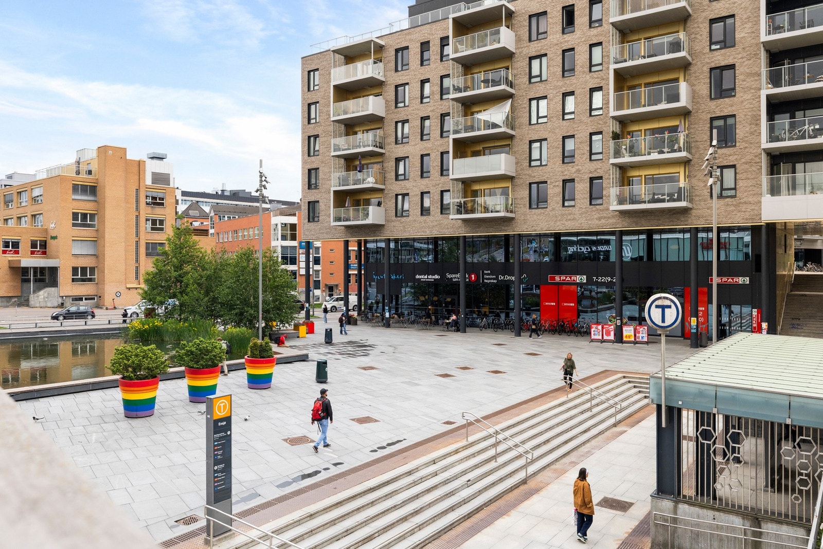 Leiligheten har sentral beliggenhet med nærhet til offentlig transport; Ensjø T-banestasjon gir enkel tilgang til resten av Oslo sentrum Galleribilde