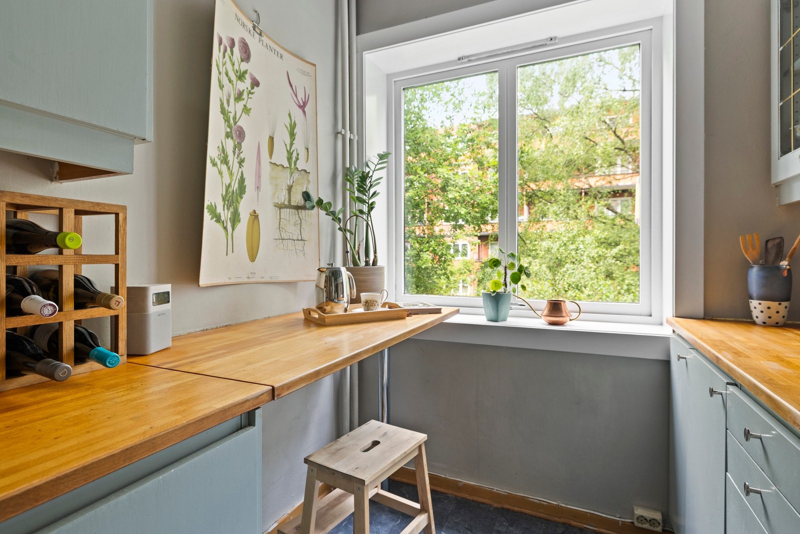 Smart og plassbesparende benkeplate ved vinduet, perfekt for frokost eller en kopp kaffe Galleribilde