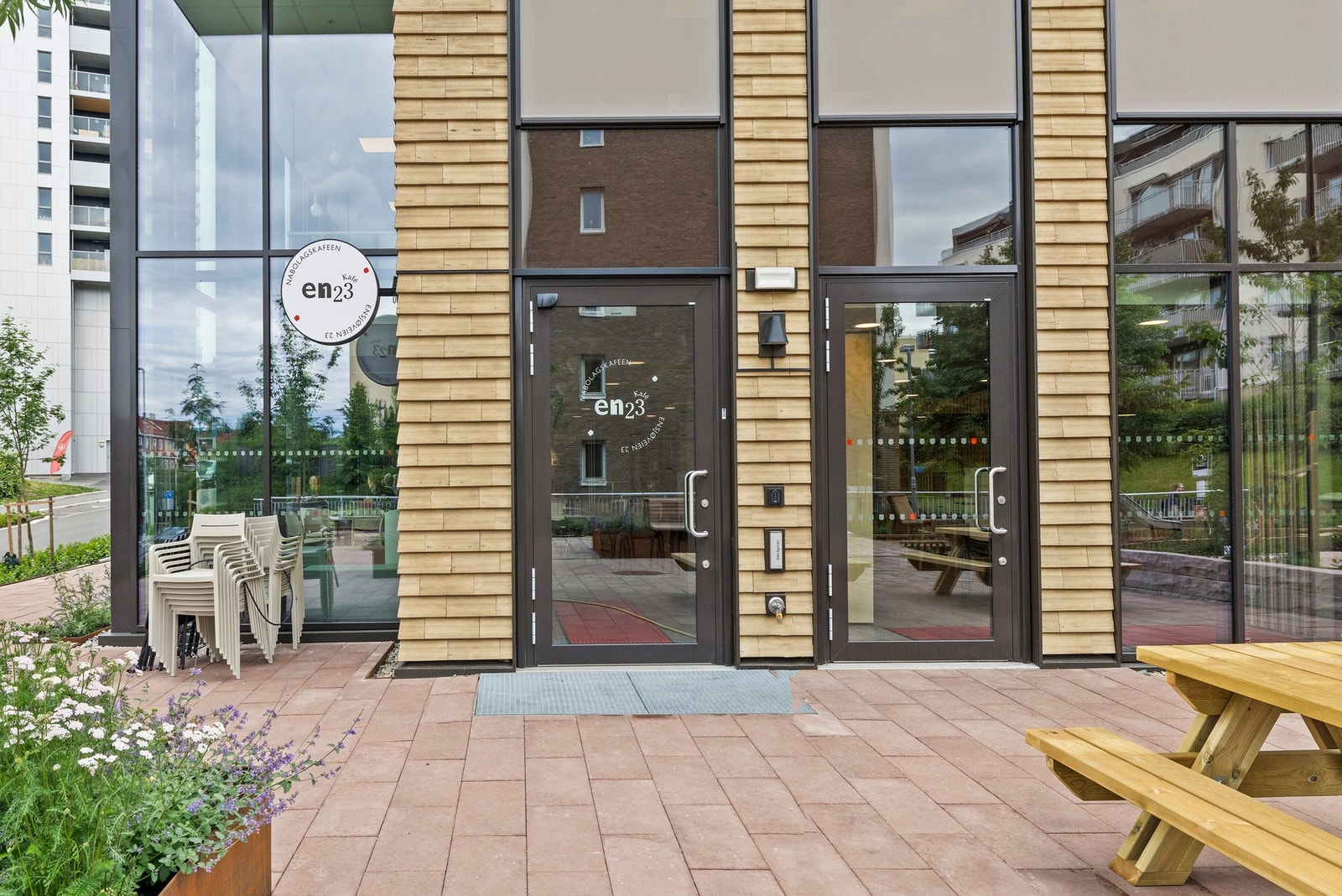 Nabolaget byr på vedkommende møteplasser, som koselige "Kafe EN23" med utendørs sitteplasser - perfekt for en kaffepause eller lunsj Galleribilde