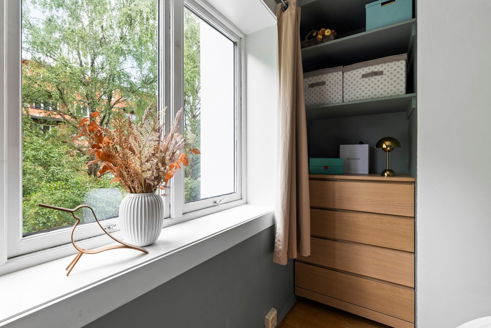 Smart oppbevaring i åpne hyller og skuffeseksjoner Galleribilde