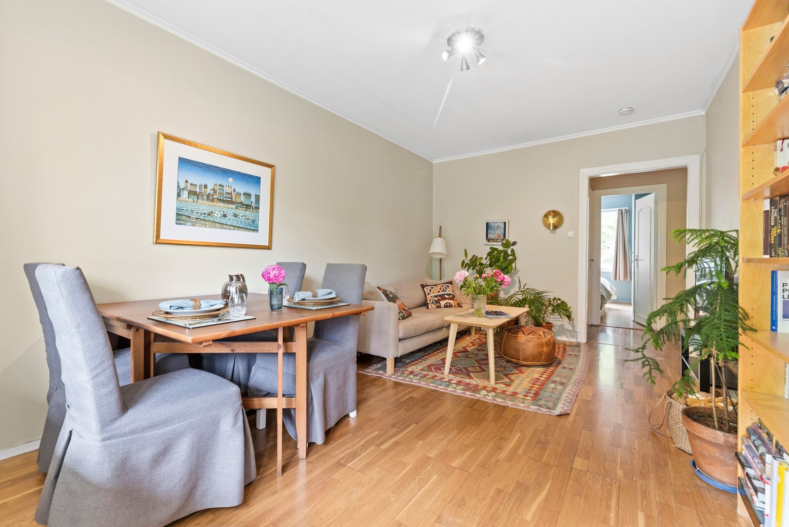 Leiligheten har 3-stavs parkettgulv i stue, entré og soverom. Kjøkkenet har laminatgulv Galleribilde