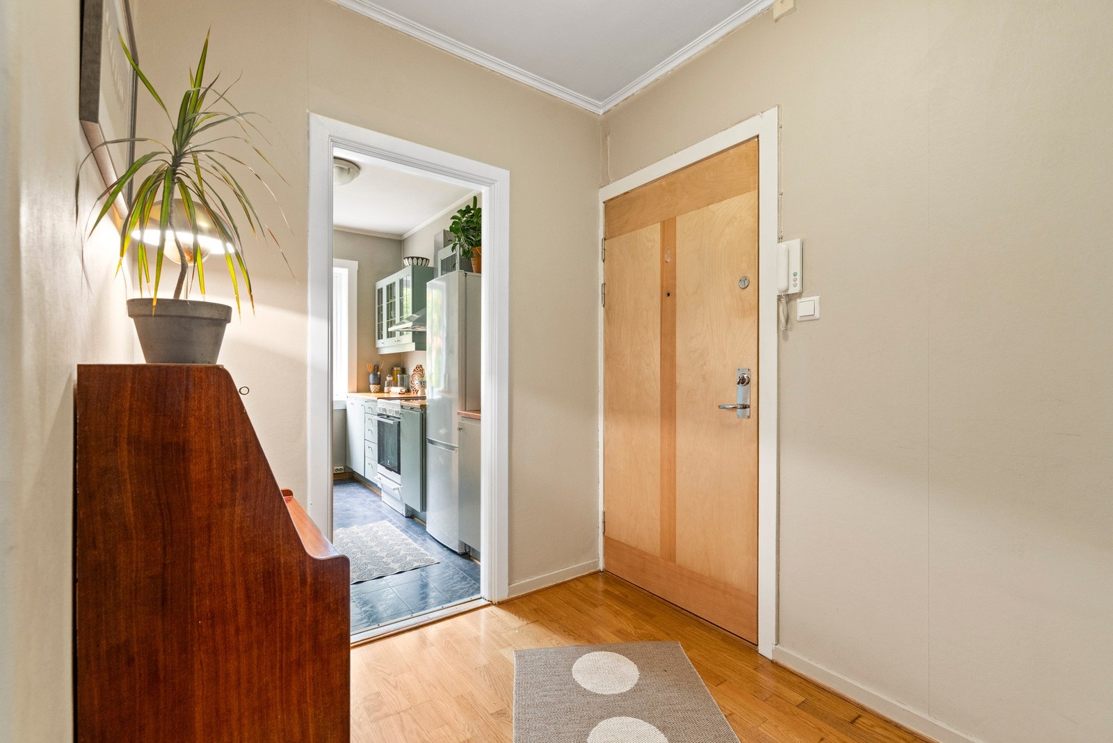 Velkommen hjem! En lys og åpen entré, sentralt i leiligheten Galleribilde