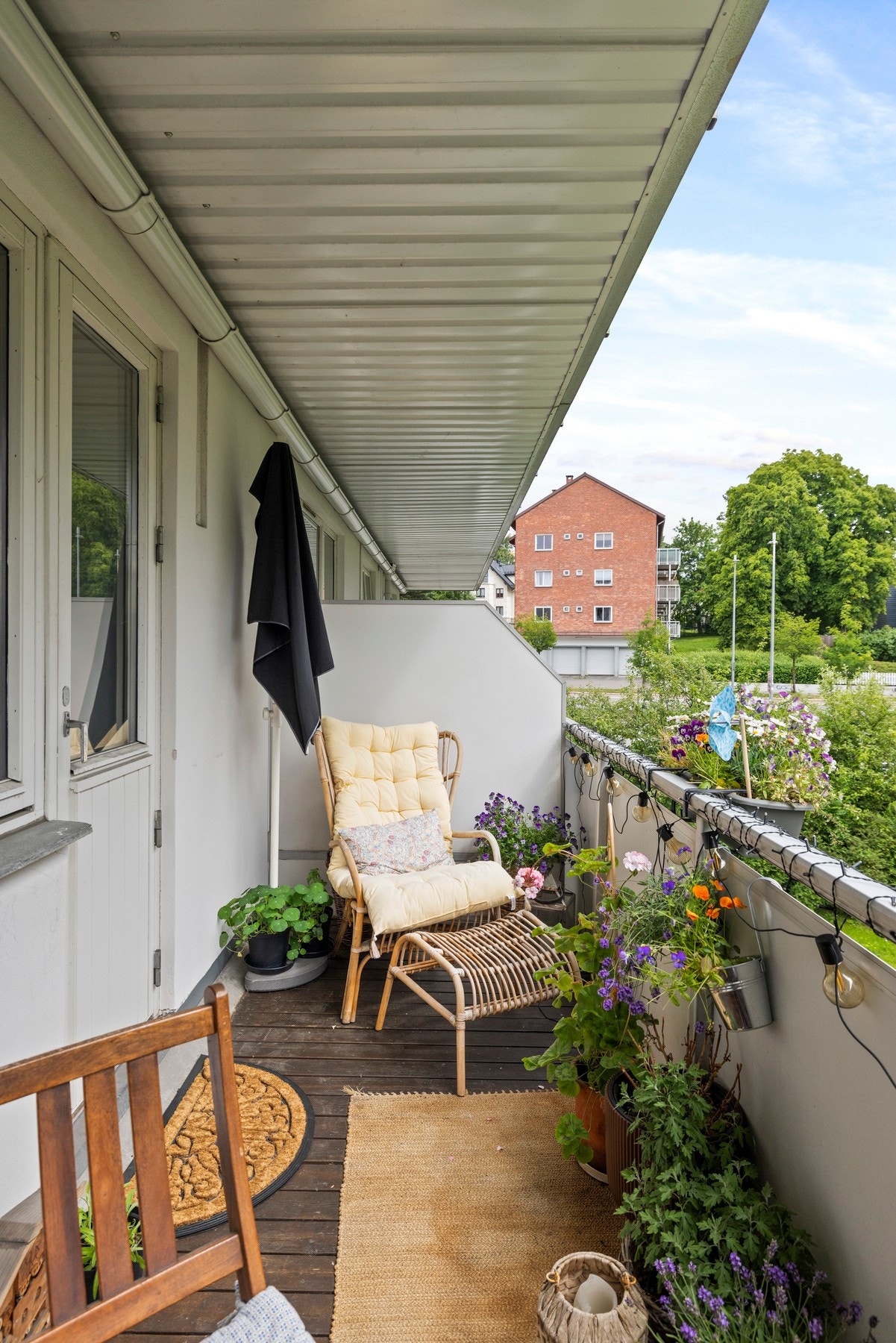 Den sørøstvendte balkongen er på 6,6 m2, har treplatting og er overbygd Galleribilde