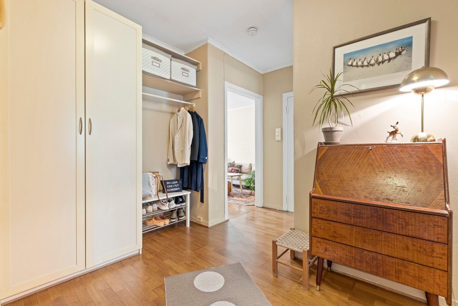 Romslig gang med praktisk garderobeløsning for yttertøy og sko, samt enkel tilgang til alle rommene i leiligheten Galleribilde