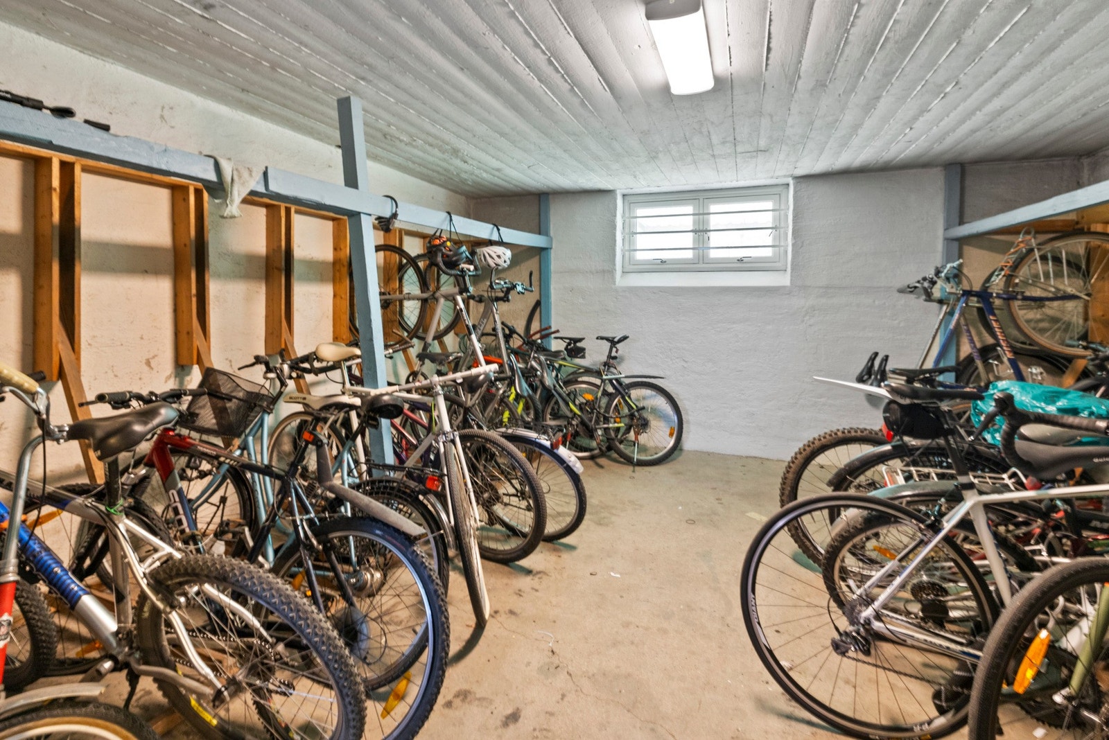 Sykkelparkering i kjelleren, som gir trygg og enkel oppbevaring av sykler Galleribilde