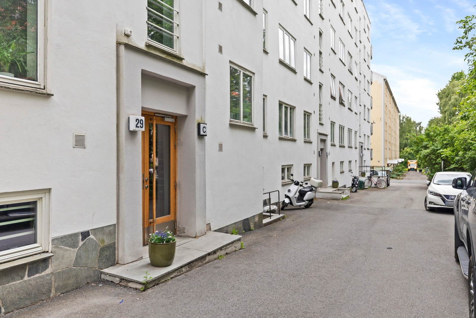 Bygningen har en klassisk arkitektur og ligger i et rolig gateparti Galleribilde