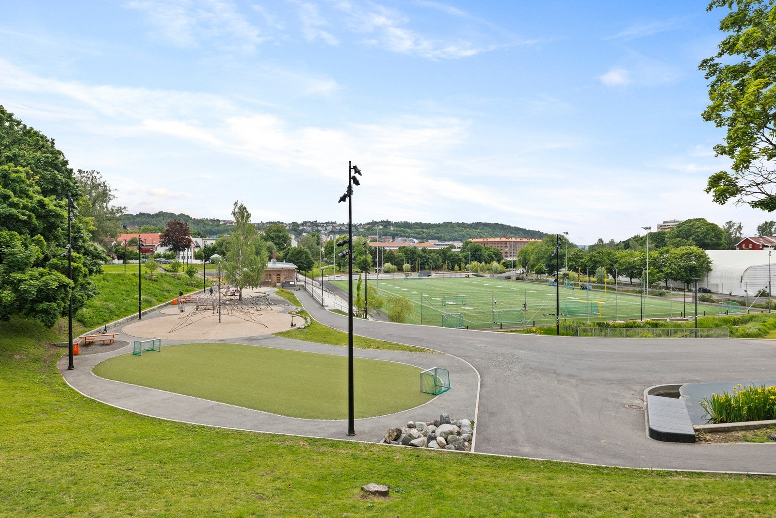 Nærhet til fritidsaktiviteter og store grøntområder, med moderne anlegg som bidrar til et aktivt og sunt bomiljø Galleribilde